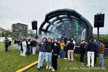 Jongeren vieren begin van zomer op eerste LeieBeat Festival: “We zijn enorm blij dat de examens gedaan zijn en dat we ons hier kunnen amuseren”