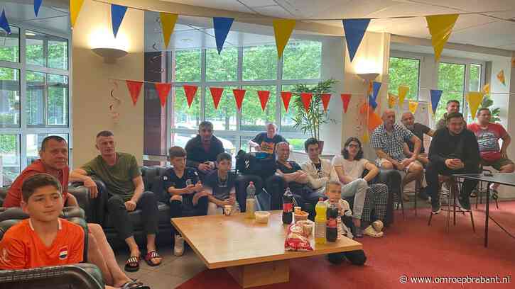 Vluchtelingenopvang viert EK-feestje en kleurt blauw-geel en oranje