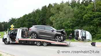 Wagen überschlägt sich nach Crash: Drei Personen verletzt - darunter zwei Kinder