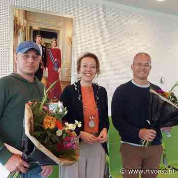 Applaus en bloemen voor broers uit Wijhe die vrouw uit IJssel redden