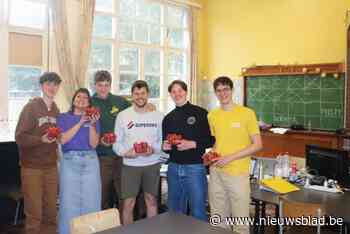 Jong Groen deelt lokale aardbeitjes uit aan de laatste blokkers: “studenten zouden hun eigen bloklocaties niet moeten openhouden”
