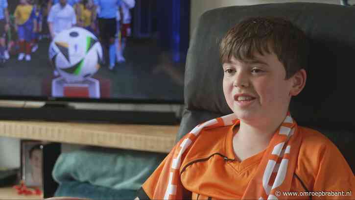 Raff (10) loopt met Oranje-speler het veld op: 'Liefst met Virigil Dijk'