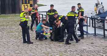 Politie redt drenkeling uit snel stromende Waal