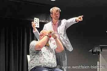 Ehrlich Brother überrascht mit Auftritt beim Schulabschluss