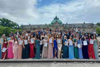 Erst die Zeugnisse, dann ein Ball im Kaiserpalais