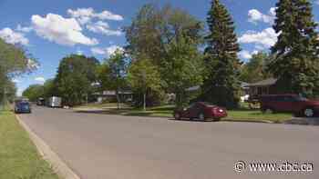 Pair preparing for yard sale at Regina home attacked by person with knife