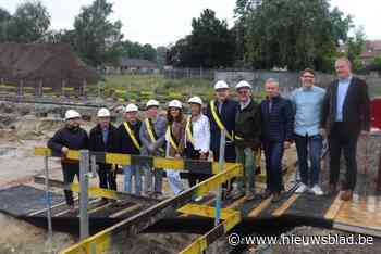 Burgemeester steekt eerste spade voor nieuw administratief en cultureel centrum: “Wordt kloppend hart van onze gemeente”