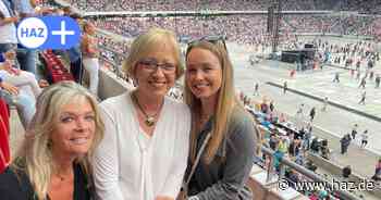 Roland Kaiser in Hannover: Leute feiern in den Logen zu „Santa Maria“