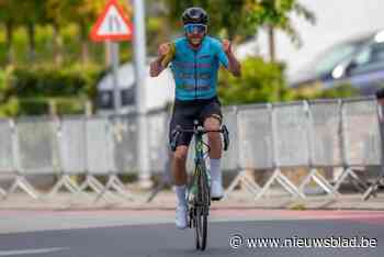 Streekrenner Stijn Van der Jeught doet zijn Belgische kampioenentrui voor het eerst aan op Zomergem Koers