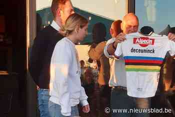 Vrouw die werd aangereden tijdens Ronde van Vlaanderen krijgt financiële steun van wielerclub: truitje van Mathieu van der Poel geveild