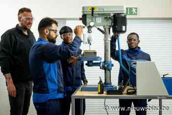 Hier mag het vooroordeel van luie en profiterende asielzoeker overboord: “Ze staan hier zelfs kwartier te vroeg”