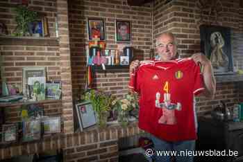 Theo (69) supportert tien jaar na historische reis met zoon Stijn nog steeds voor Rode Duivels: “Dat heb ik op zijn sterfbed beloofd”