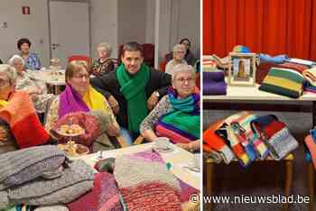 Bewoners en breiers wzc Ten Weldebrouc breien sjalen voor Willebroekse Bomen