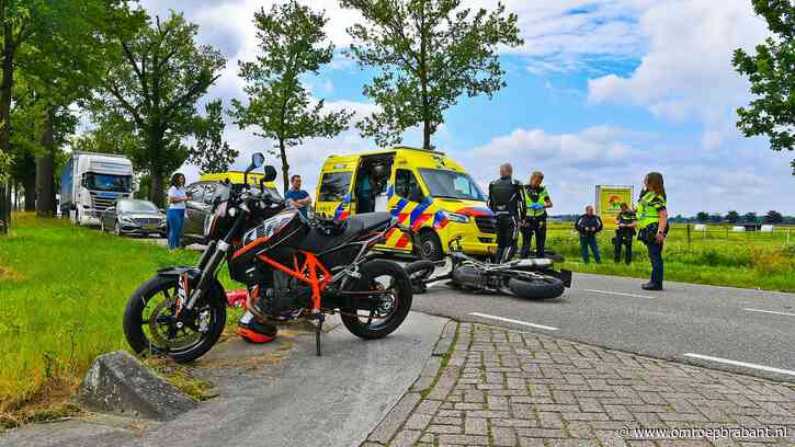 Motorrijders gewond bij afslaan op T-splitsing, drietal naar ziekenhuis