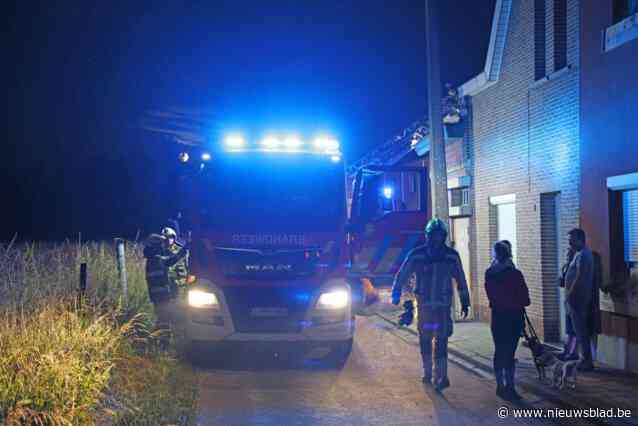 Vandalen steken afval in brand in leegstaande loodsen
