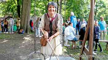 Augsburger Lehrerin verabschiedet sich mit Mittelalterfest