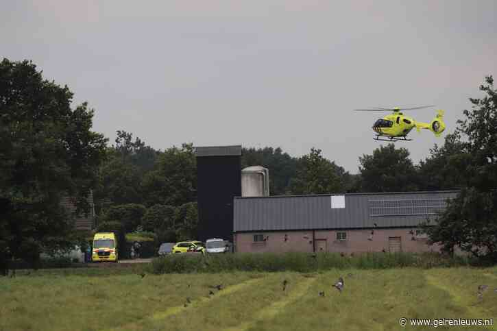 Gewonde bij ongeval op boerderij, traumaheli landt in weiland