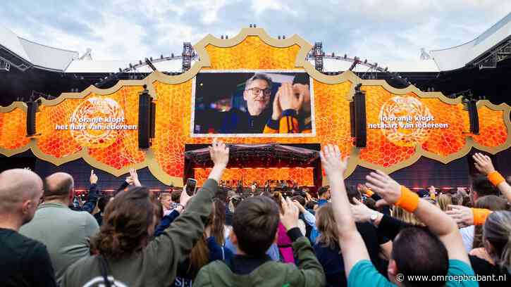 Guus Meeuwis bespaart groots nu voetbal op buitenschermen minder kost