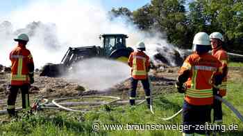 Strohballen brennen plötzlich auf dem Feld bei Lessien