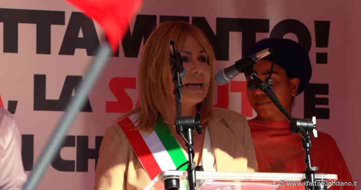 Manifestazione per Satnam Sighn, fischiata e contestata la sindaca di Latina di FdI Matilde Celentano: “La vostra politica è complice”