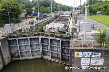 Binnenschip vaart zich vast en scheurt deels in sluis: vrachtwagens en tractoren ingezet om lading weg te brengen