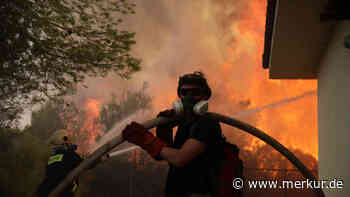 Riesen-Wut in Griechenland: Touristen-Yacht zündet Feuerwerk und steckt einzigen Wald auf Insel in Brand