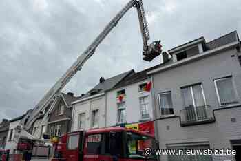 Schouw valt om op dak, brandweer sluit tijdelijk straat af