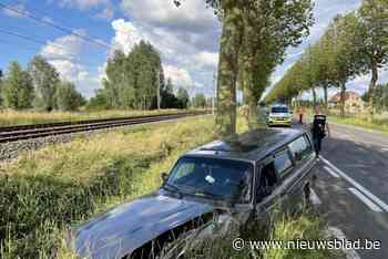 Inhaalmanoeuvre loopt fout: oldtimer en SUV vernield na botsing