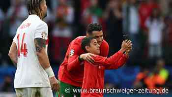 Ronaldo muss beim Spiel mehrere Selfie-Flitzer abwehren