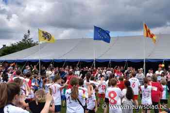 Iedereen in de ban van de bal op De Basis: sportief voetbalfeest brengt leerlingen, leerkrachten en ouders samen