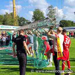 Stellage met groot spandoek valt bij oefenduel FC Twente: meerdere gewonden