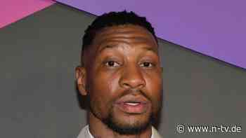 Preisverleihung nach Urteil: Gefallener Marvel-Star Jonathan Majors hält Tränen-Rede