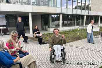 Stan Devriese (22) vestigt nieuw wereldrecord ‘wheelie in een rolstoel’