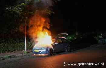 Auto vliegt in brand nadat bestuurder uitstapt