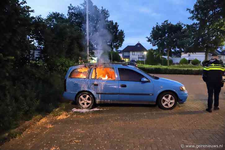 Geparkeerde auto uitgebrand bij station, mogelijk brandstichting