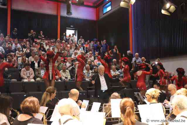 Fanfare en majorettes openen nagelnieuw cultuurhuis De Brug