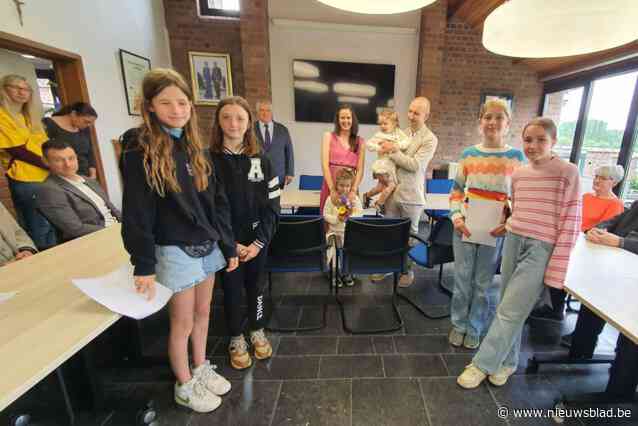 Kinderen zijn voor een dag burgemeester, cafébaas, journalist of winkelbediende