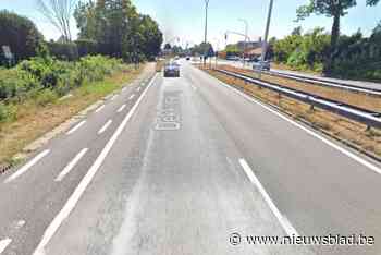 Automobilist (50) botst tegen oplegger: slachtoffer in levensgevaar