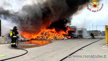 Incendio a Civitavecchia: le fiamme bruciano i rifiuti stoccati nel deposito
