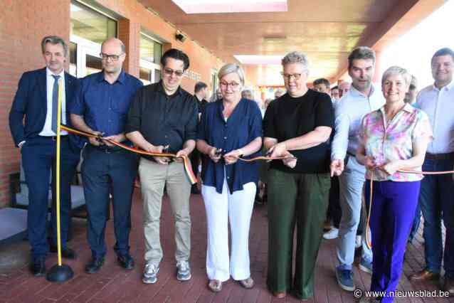De kinderen zitten er al een tijdje, maar de nieuwe dorpsschool is nu ook officieel ingehuldigd: “Niemand wil nog terug naar de oude lokalen”