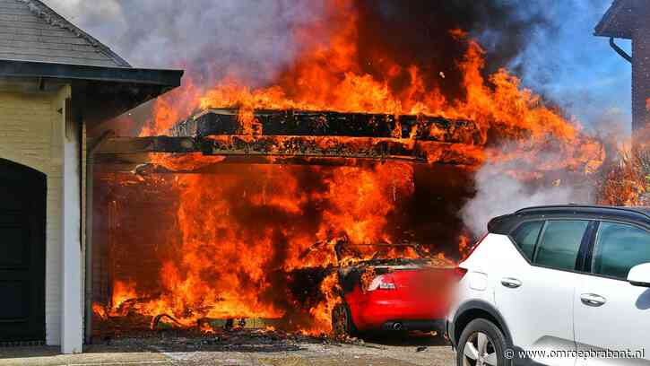 Autobrand slaat over op twee huizen en andere auto