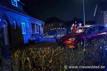 Auto rijdt door voortuin in Maasmechelen: dronken bestuurder (30) verliest rijbewijs