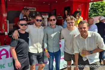 Helden spotten, handtekeningen verzamelen en genieten onder een stralende zon, honderden wielerfanaten langs parcours van BK Wielrennen