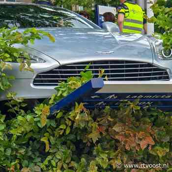 Sportwagen raakt van de weg, bestuurder gereanimeerd