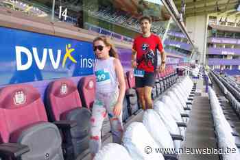 Trappenloop in stadion van Anderlecht vraagt aandacht voor ziekte van Parkinson: “Leuk om spelerszitjes van dichtbij te zien”