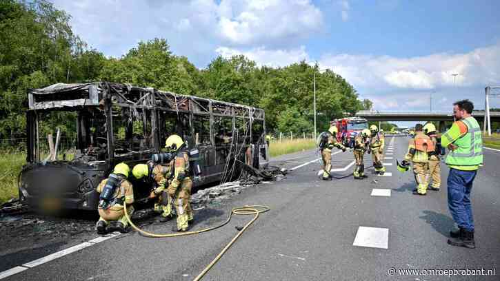 Bus helemaal uitgebrand op de A58, snelweg deels afgesloten