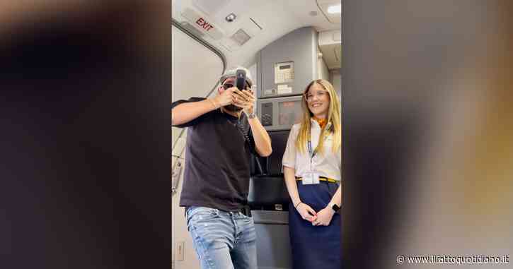 Rocco Hunt si improvvisa “steward” sul volo Venezia-Bari: fa un annuncio all’altoparlante poi intona il ritornello di Musica Italiana – Video