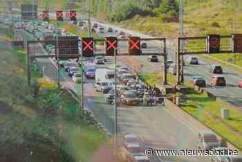 Rijbaan weer vrij na hinder door brandend voertuig in Kennedytunnel
