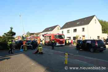 Auto belandt op flank na aanrijding: bestuurster bevrijd door brandweer