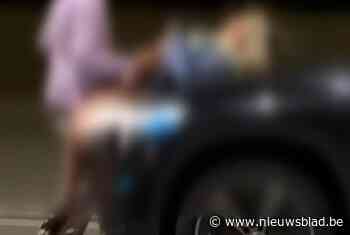 Politie start onderzoek nadat beelden van vrijend koppel in het midden van de N16 viraal gaan